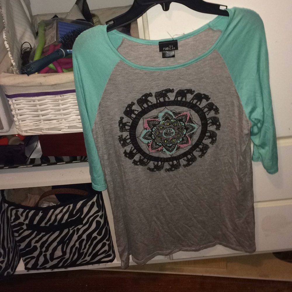 Mid length sleeved shirt